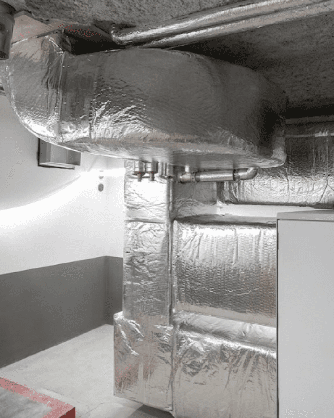 Calorifugeage thermique en Climaver avec parement alu sur un réseau de soufflage et de reprise, réalisé par CS Isolation.