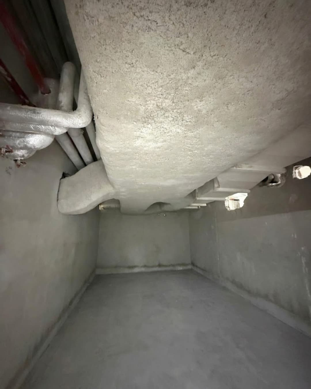 Reseau de gaines au plafond avec flocage coupe-feu - Boulevard Haussmann