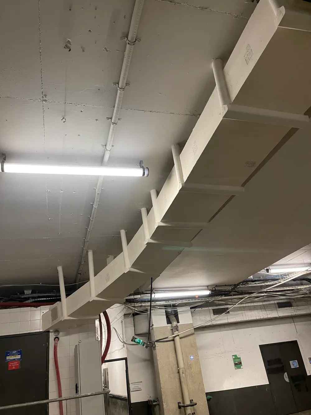 Installation d'un conduit de gaine en staff — Buref La Défense