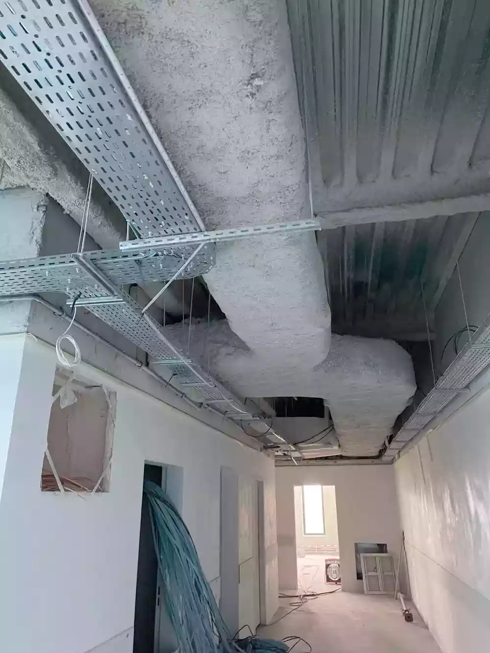 Flocage des chemins de câbles au plafond — chantier Castor