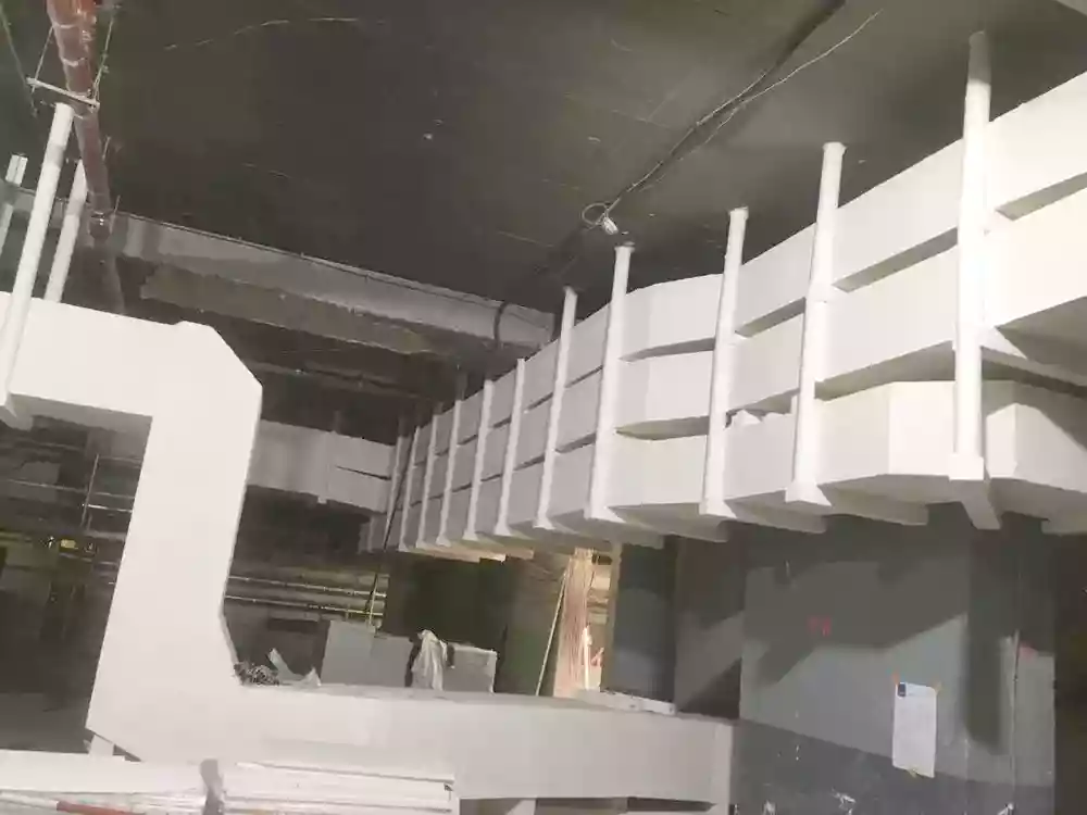 Réseau aéraulique et gaines staff au plafond — EOLE RER E