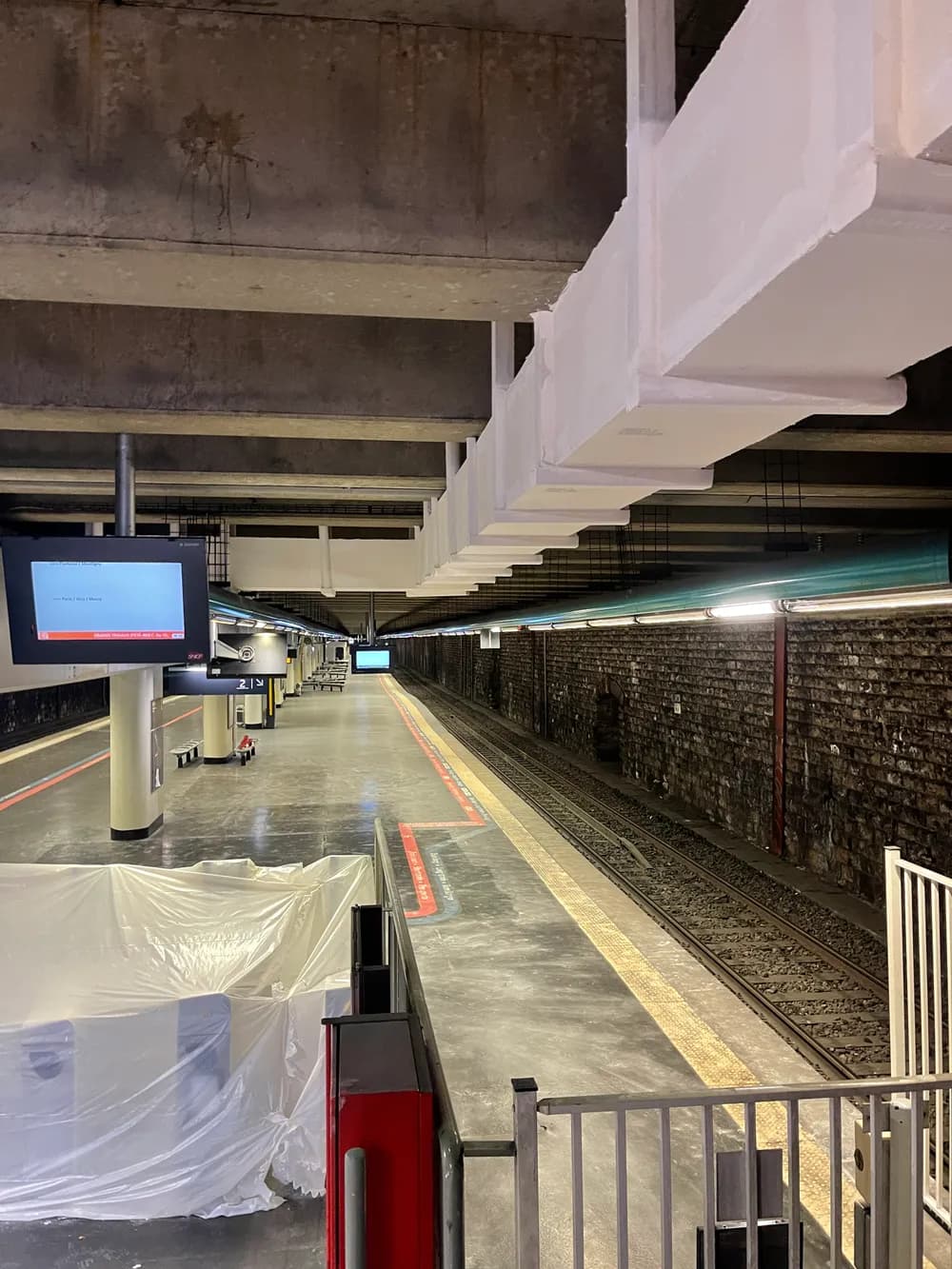 Finition d'une gaine en staff sur la station — Gare Pereire Levallois