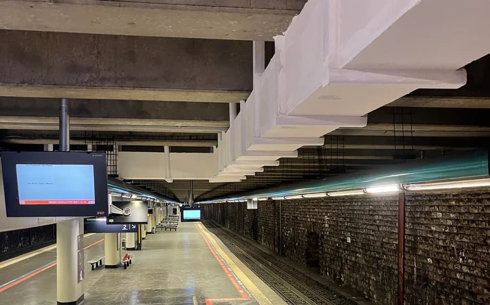Plafond avec gaines staff sur la station — Gare Pereire Levallois
