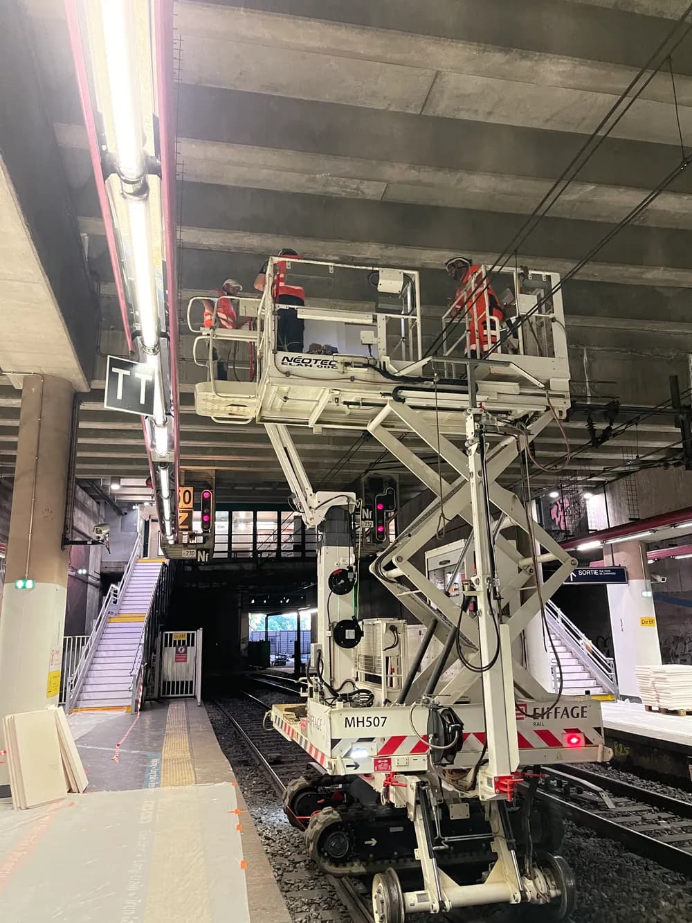 Chantier d'installation de gaines en staff — Gare Pereire Levallois