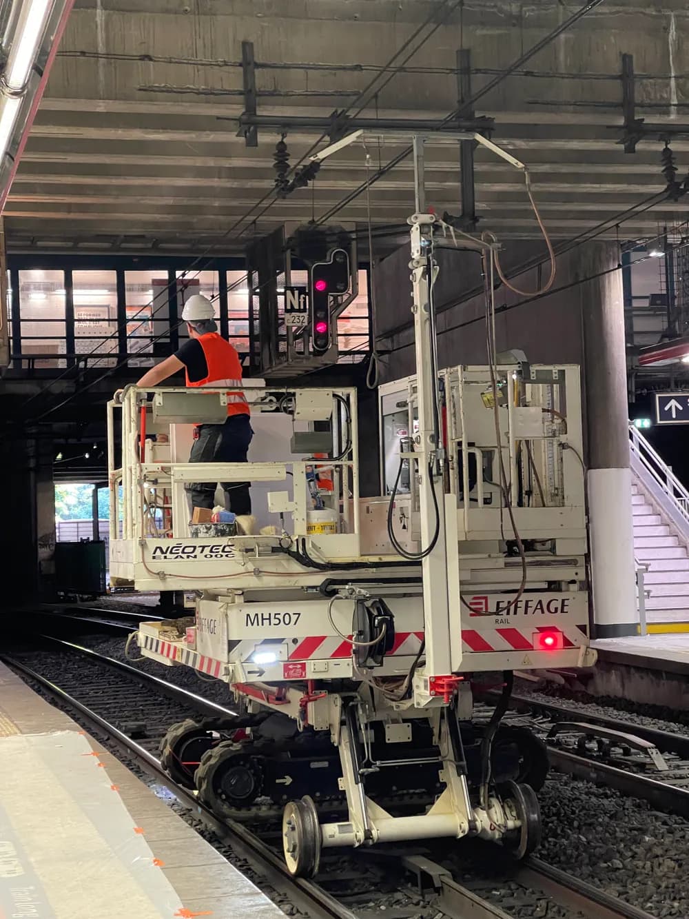 Technicien en nacelle effectuant la pose d'une gaine — Gare Pereire Levallois