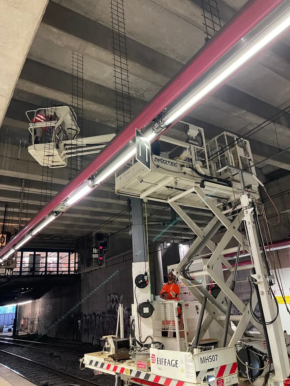 Plafond staff et éclairage de la station — Gare Pereire Levallois