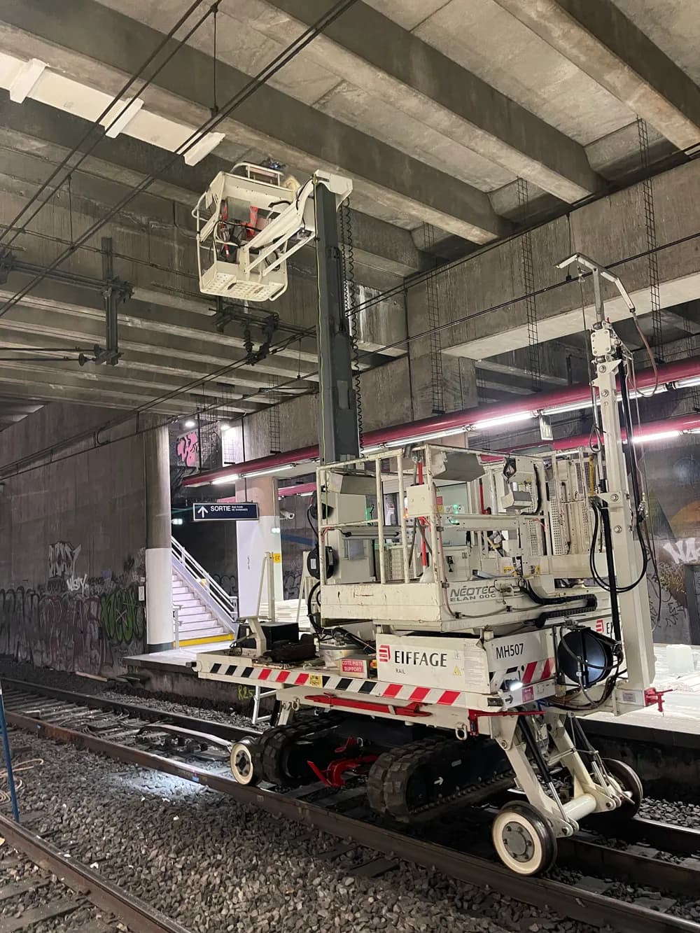 Plateforme élévatrice sur rail-route utilisée en chantier — Gare Pereire Levallois