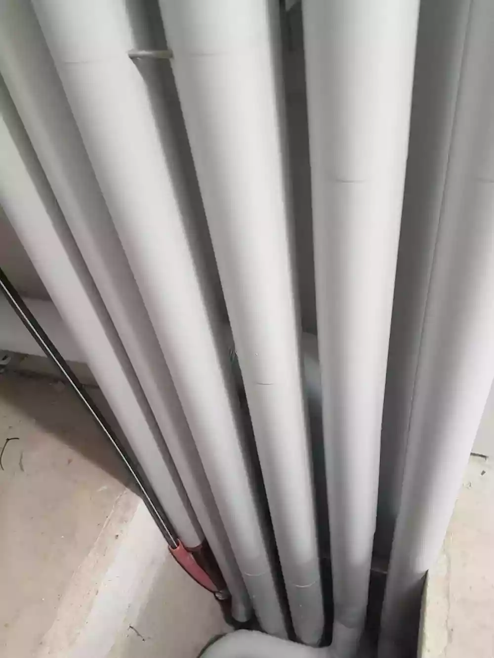 Passage de tuyauterie calorifugée (détail) — Médiathèque d'Avon