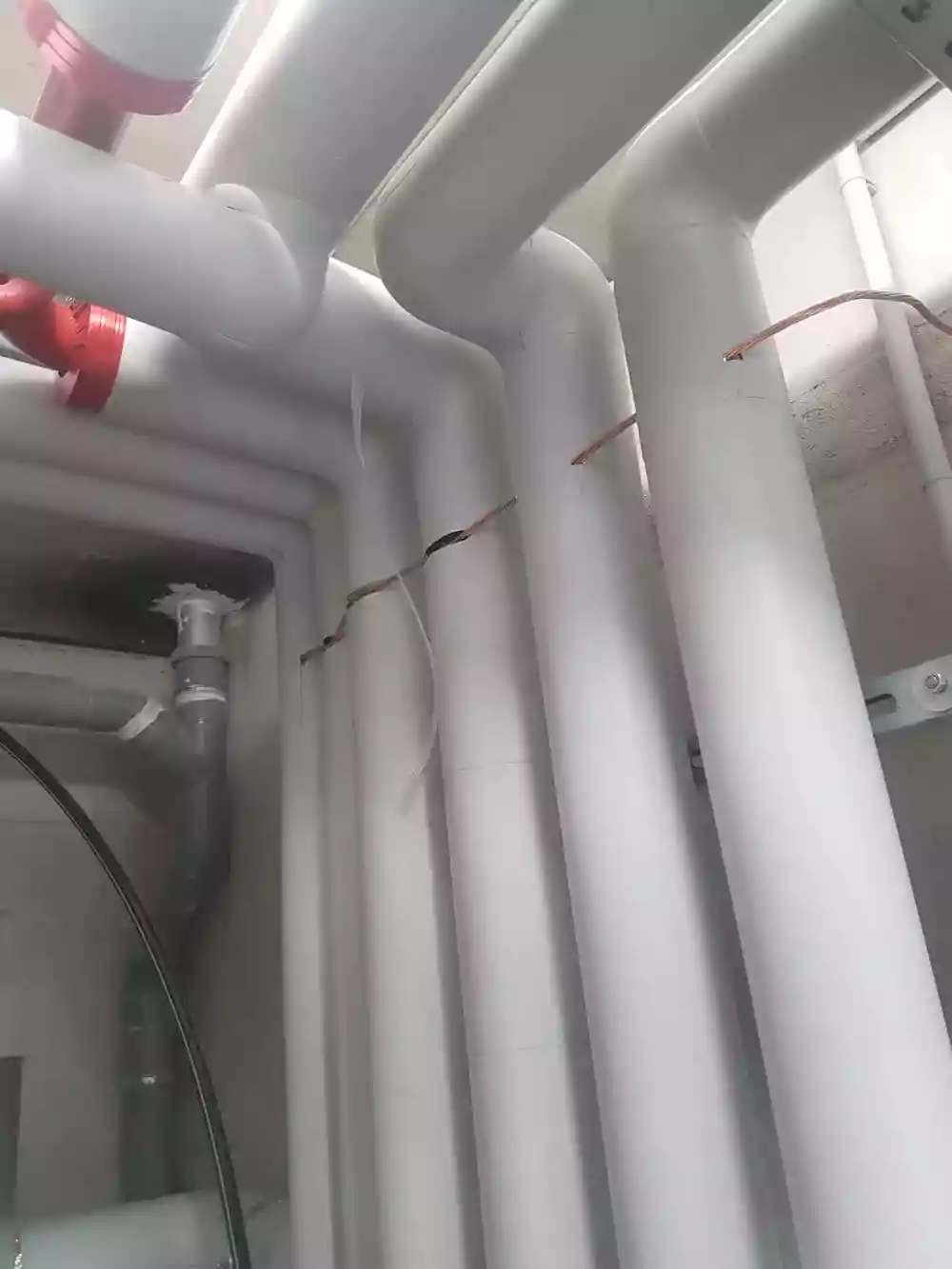 Passage de tuyauterie calorifugée (détail) — Médiathèque d'Avon