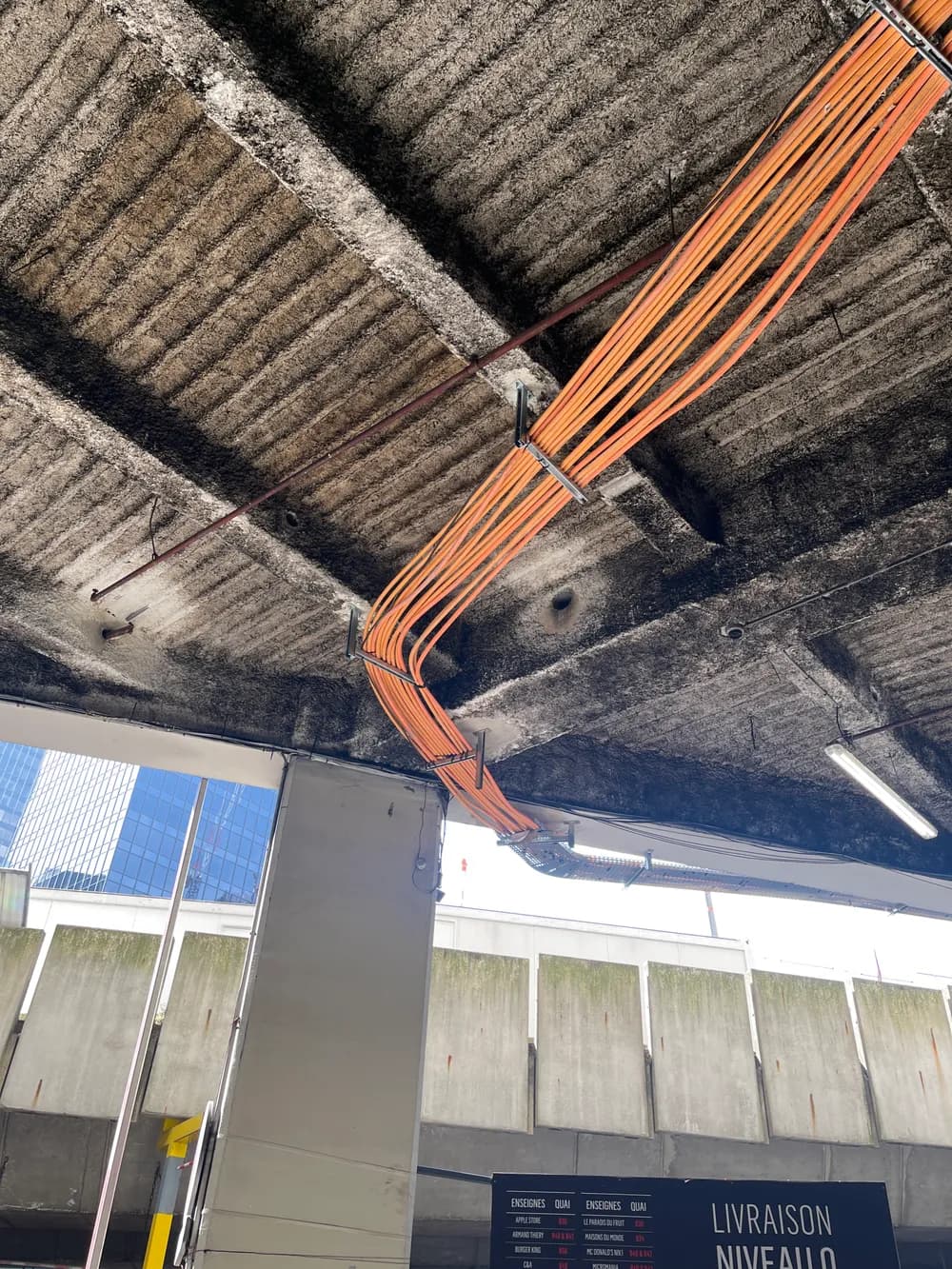 Câblage électrique visible au plafond — Pergolas La Défense