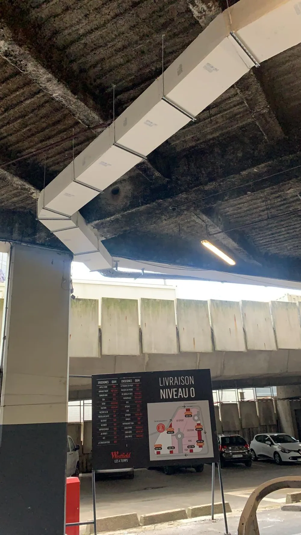 Conduit de gaine en staff peint en blanc — Pergolas La Défense