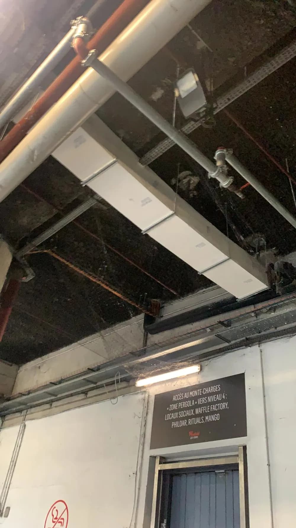 Gaine staff coupe-feu près du monte-charge — Pergolas La Défense