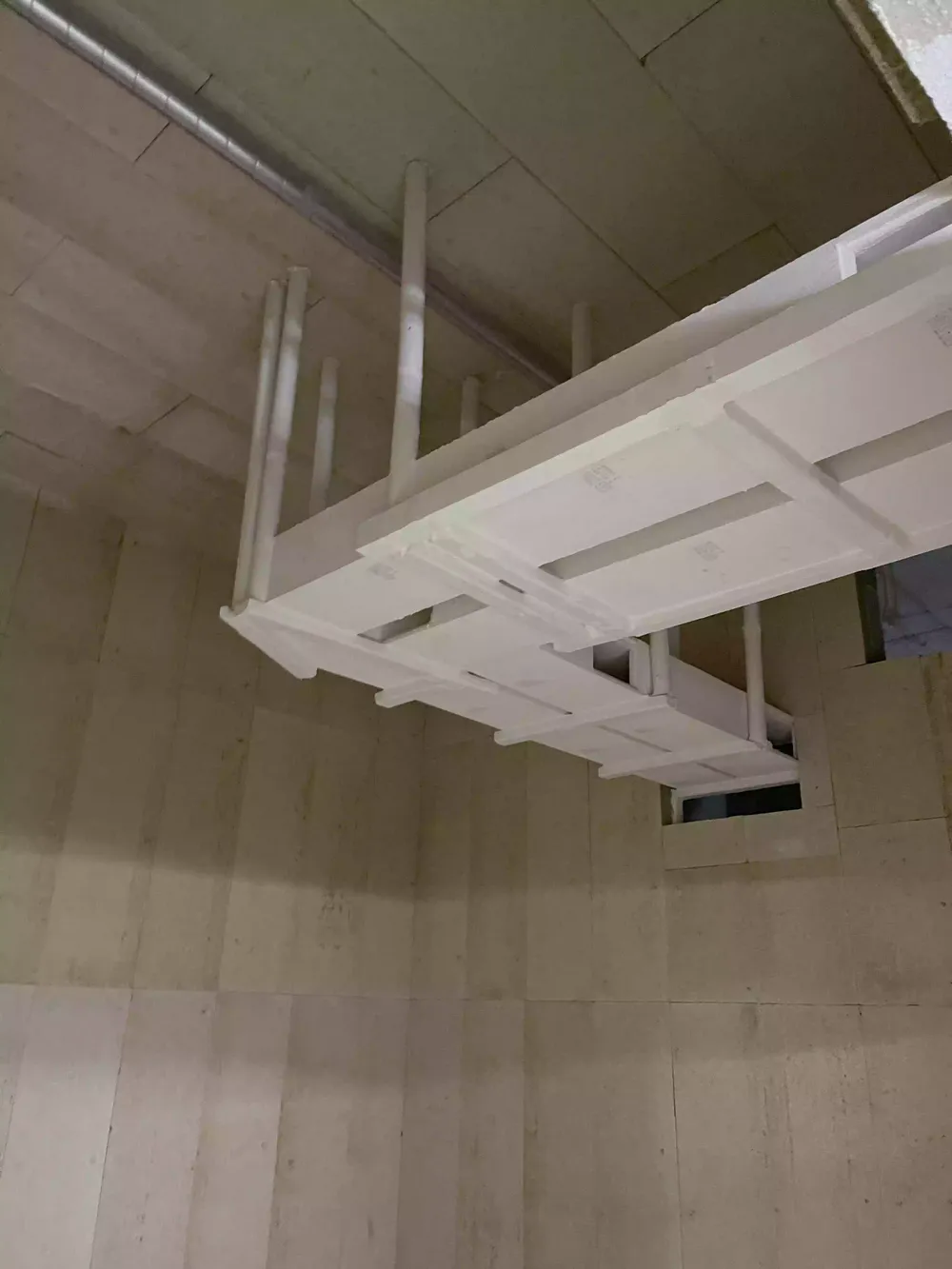 Suspension de gaine staff au plafond — Pleyel Saint-Denis