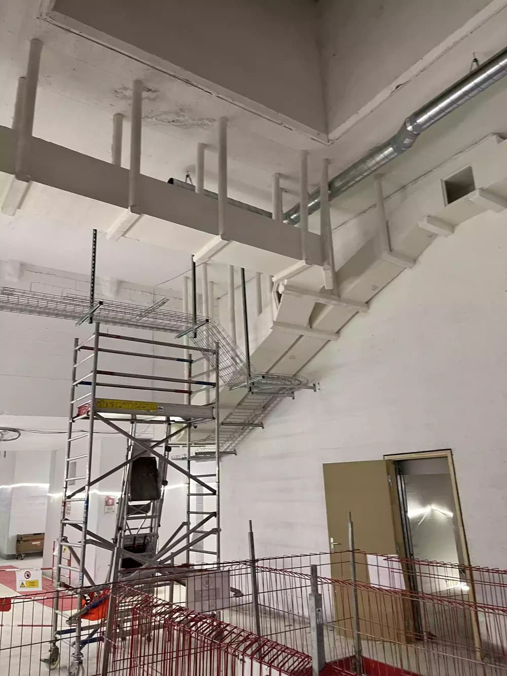 Montage de gaine staff réalisé avec échafaudage — Pleyel Saint-Denis