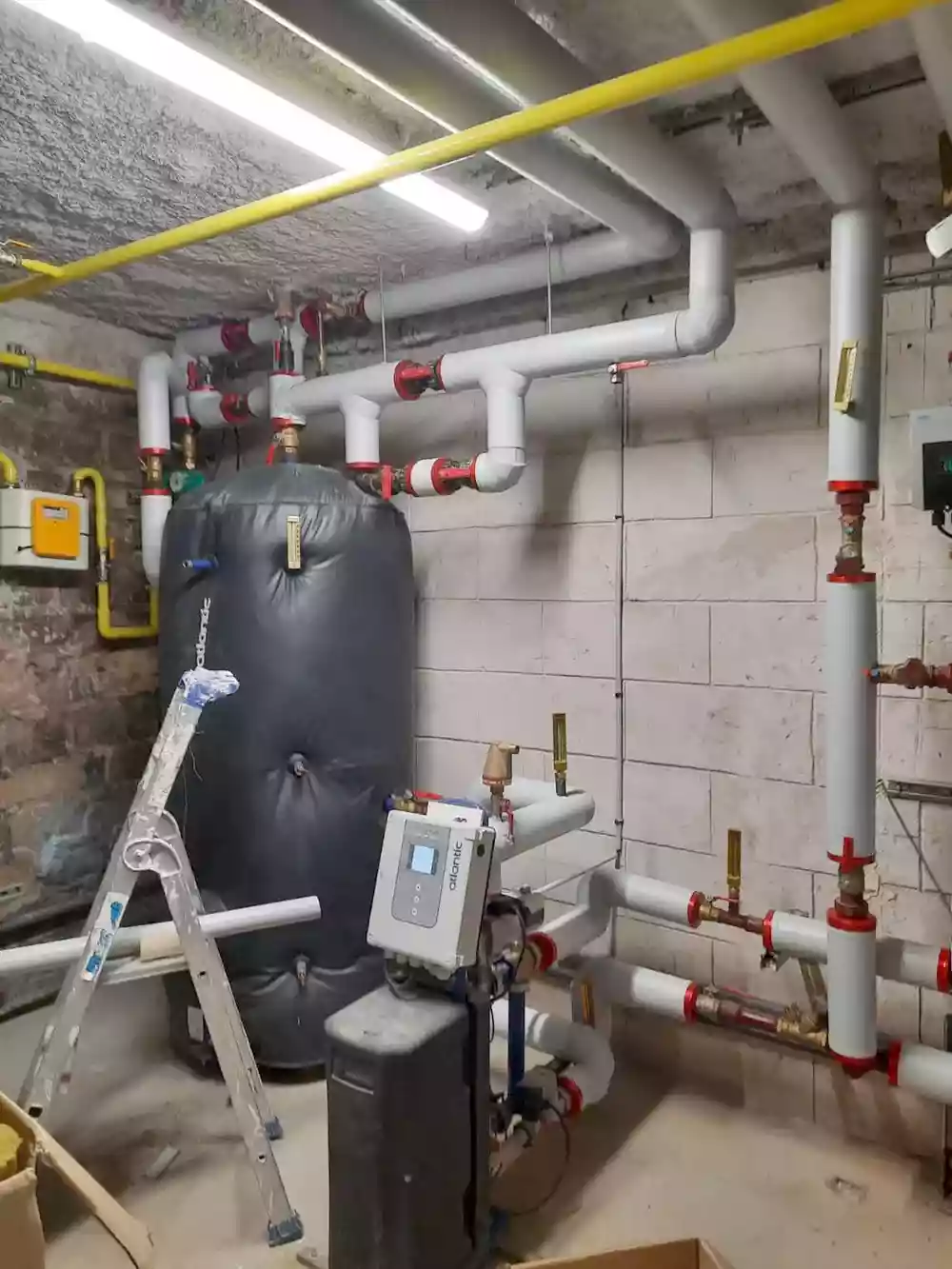 Ballon ECS et tuyauteries isolées — Rue Saint-Maur, Paris