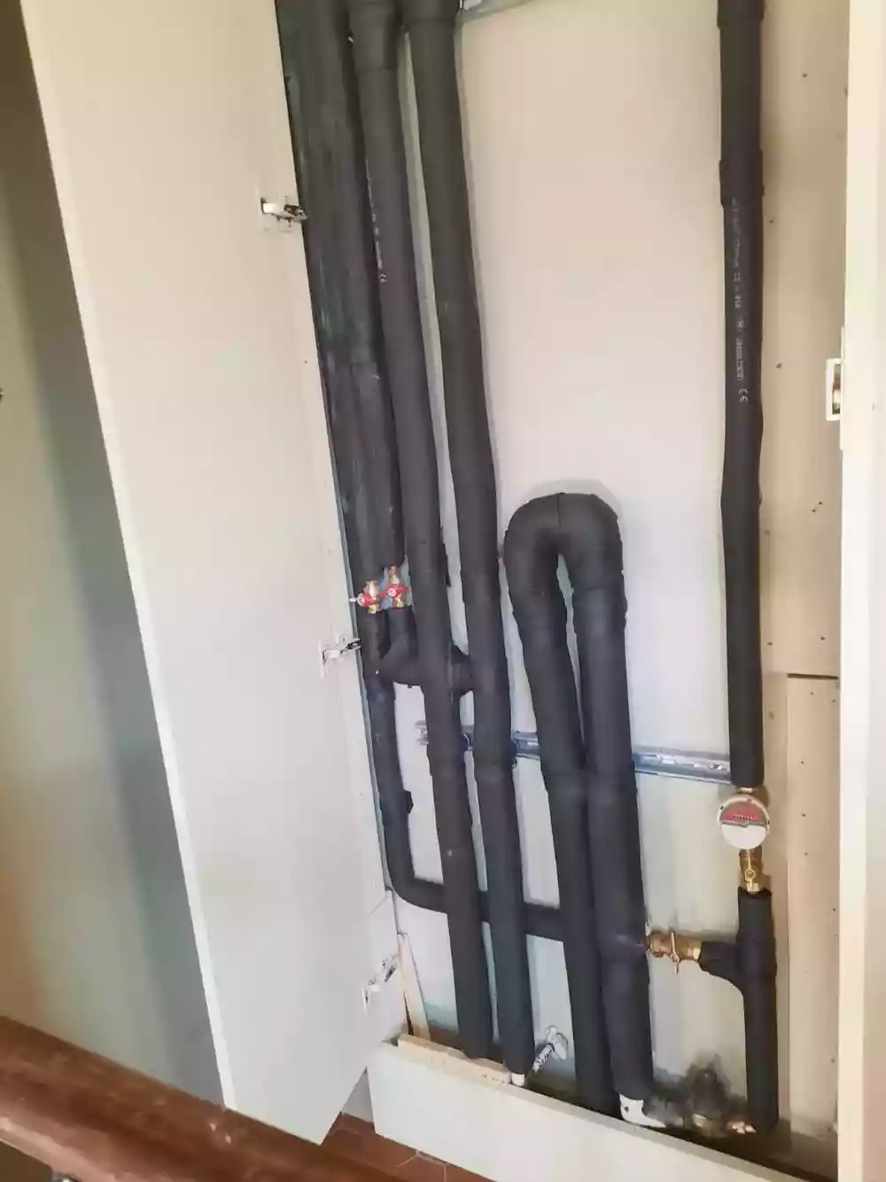 Calorifuge Armaflex sur tuyauterie sanitaire — Rue Saint-Maur, Paris