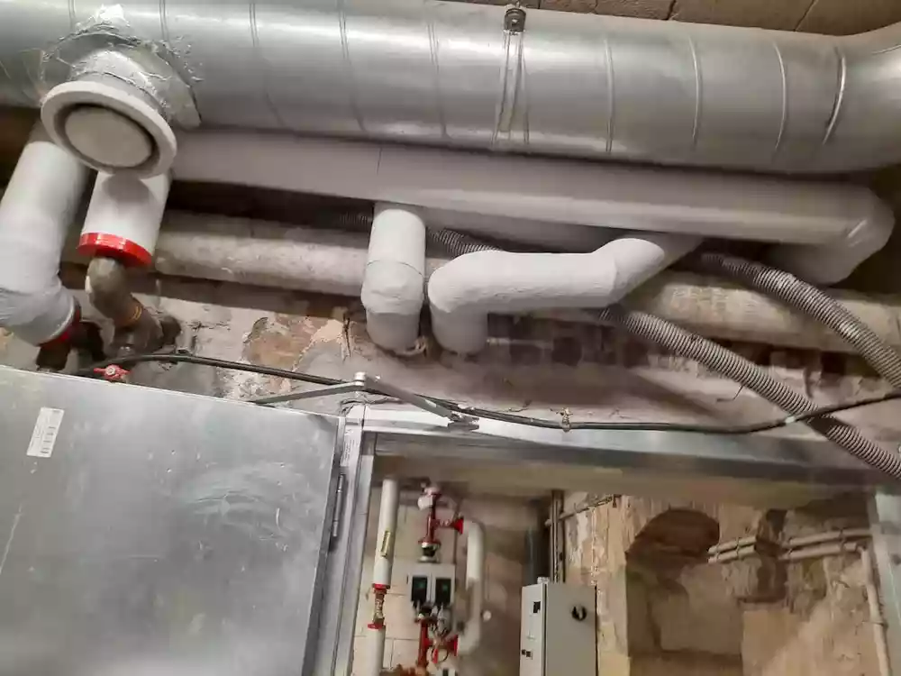 Réseau isolé en PVC au plafond de la chaufferie — Rue Saint-Maur, Paris