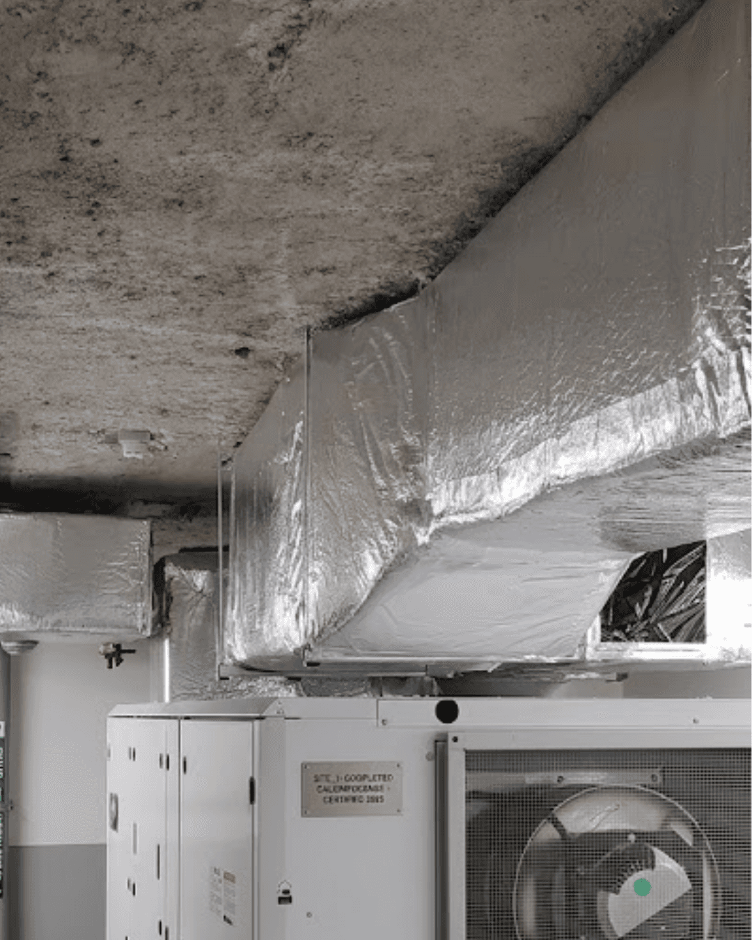 Réseau de gaines de désenfumage technique en plaques Geotec de Geostaff installé par CS Isolation en Île-de-France.