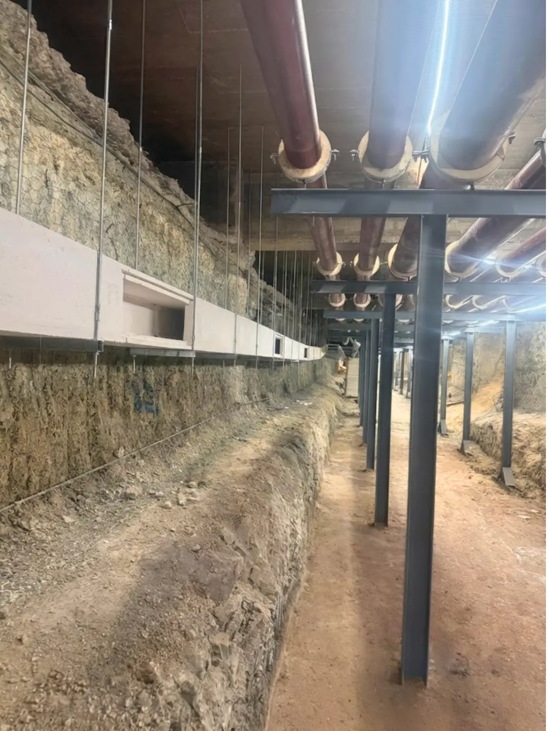 float-right Réseau de tuyauteries en sous-sol — déperditions thermiques bâtiment tertiaire
